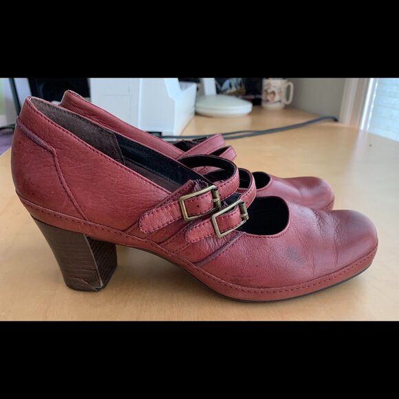 Clarks Burgundy Heels with double T-Strap - Picture 6 of 6